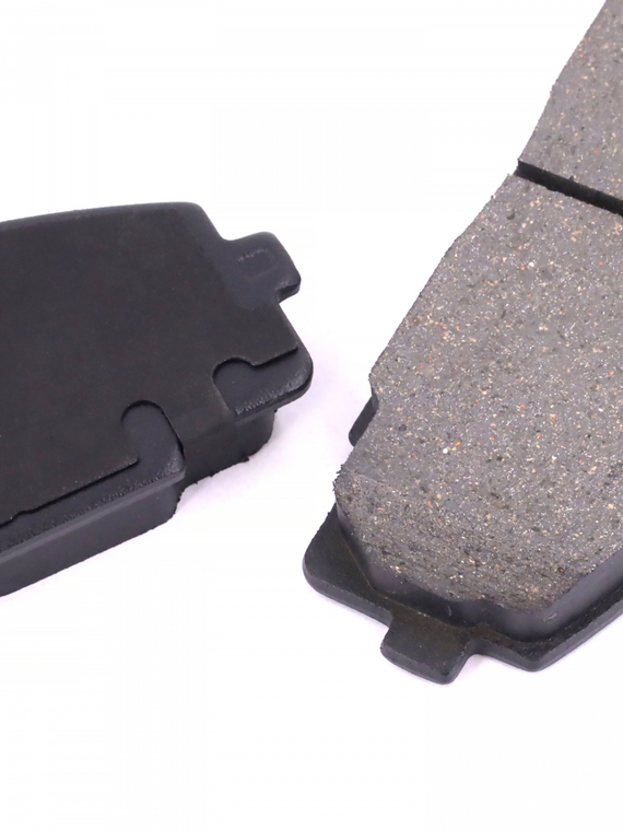 Комплект колодок переднего дискового тормоза (446525040)