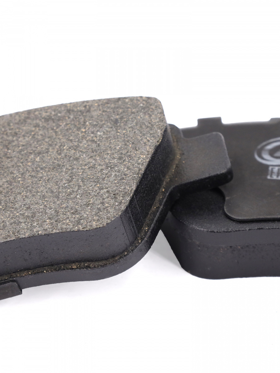 Комплект колодок переднего дискового тормоза (77362179)